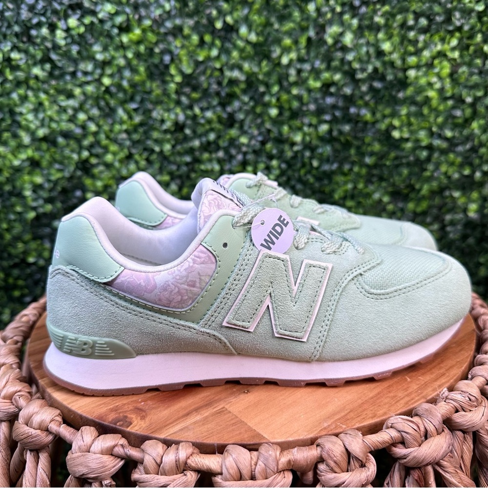 New in box New Balance 574 Floral avocado gum Sneakers new in box‎